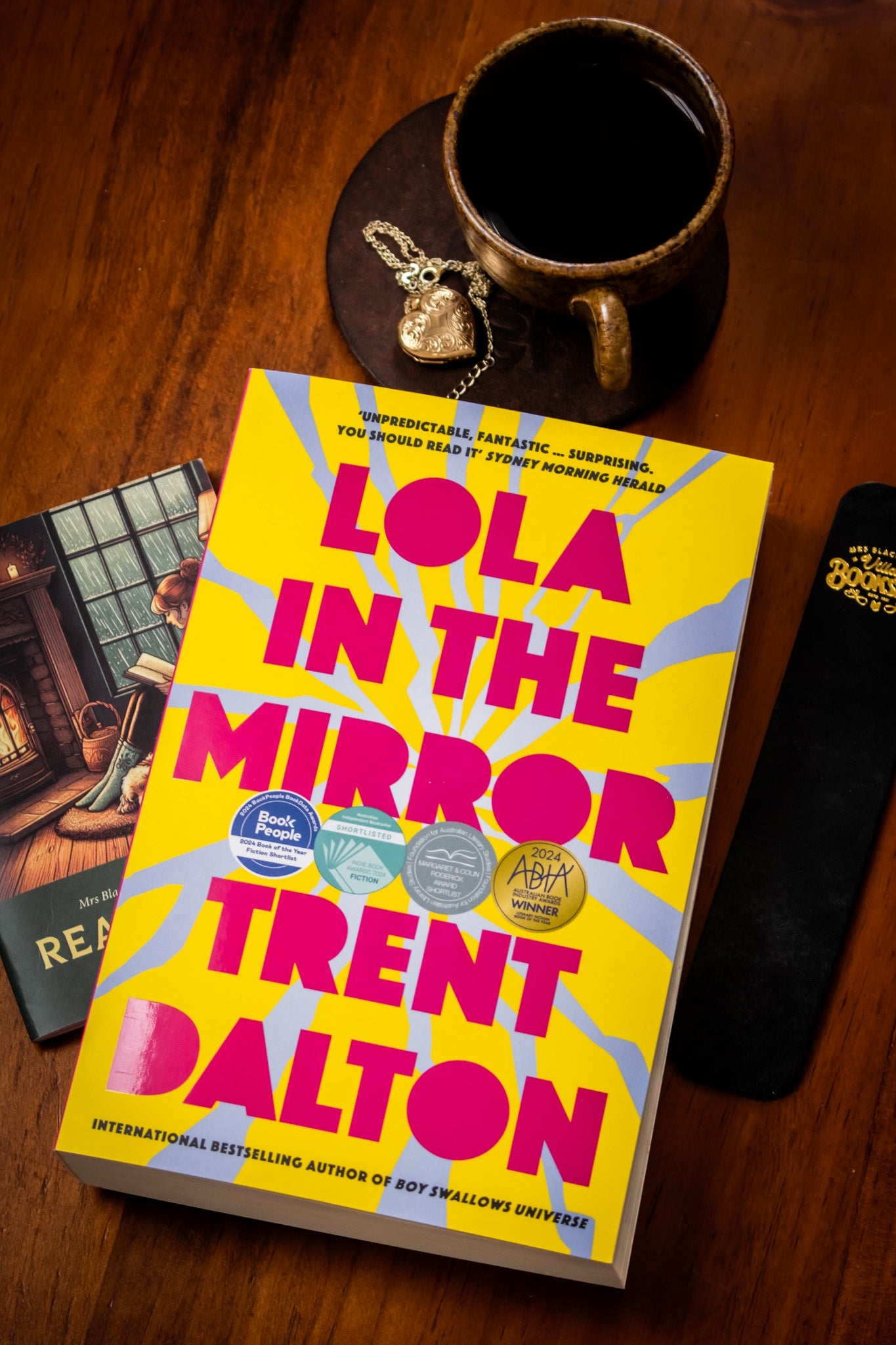 Lola in the Mirror (Paperback)