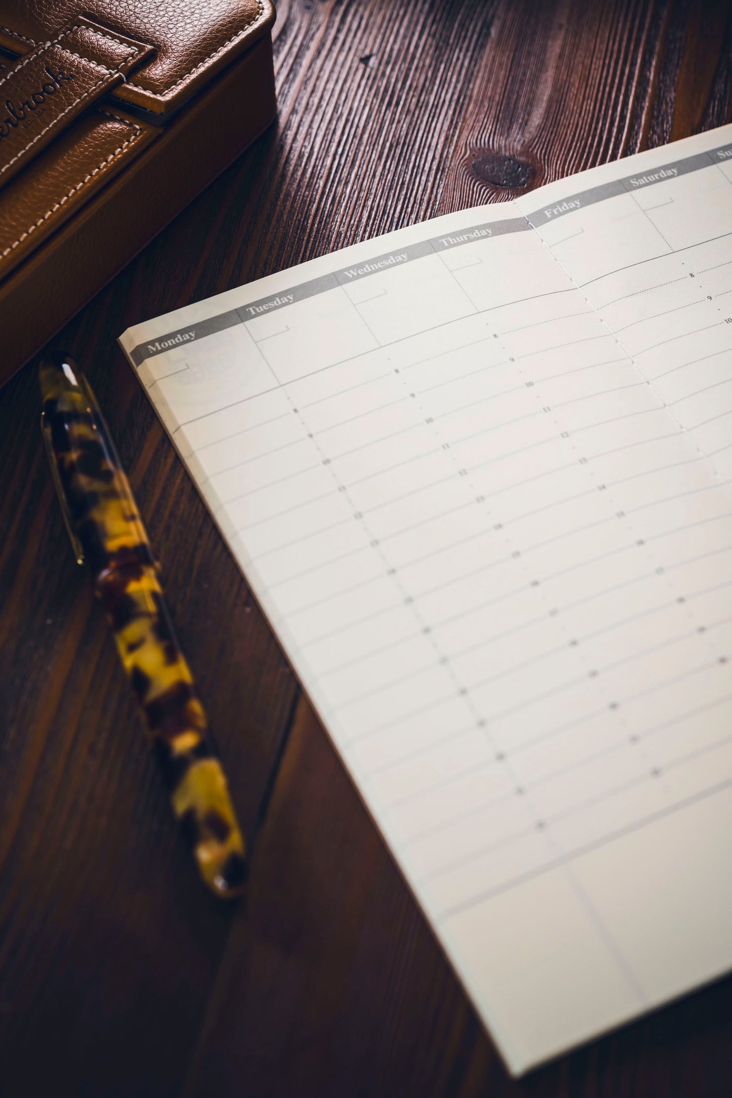 018 TRAVELER'S Free Diary - Weekly Vertical