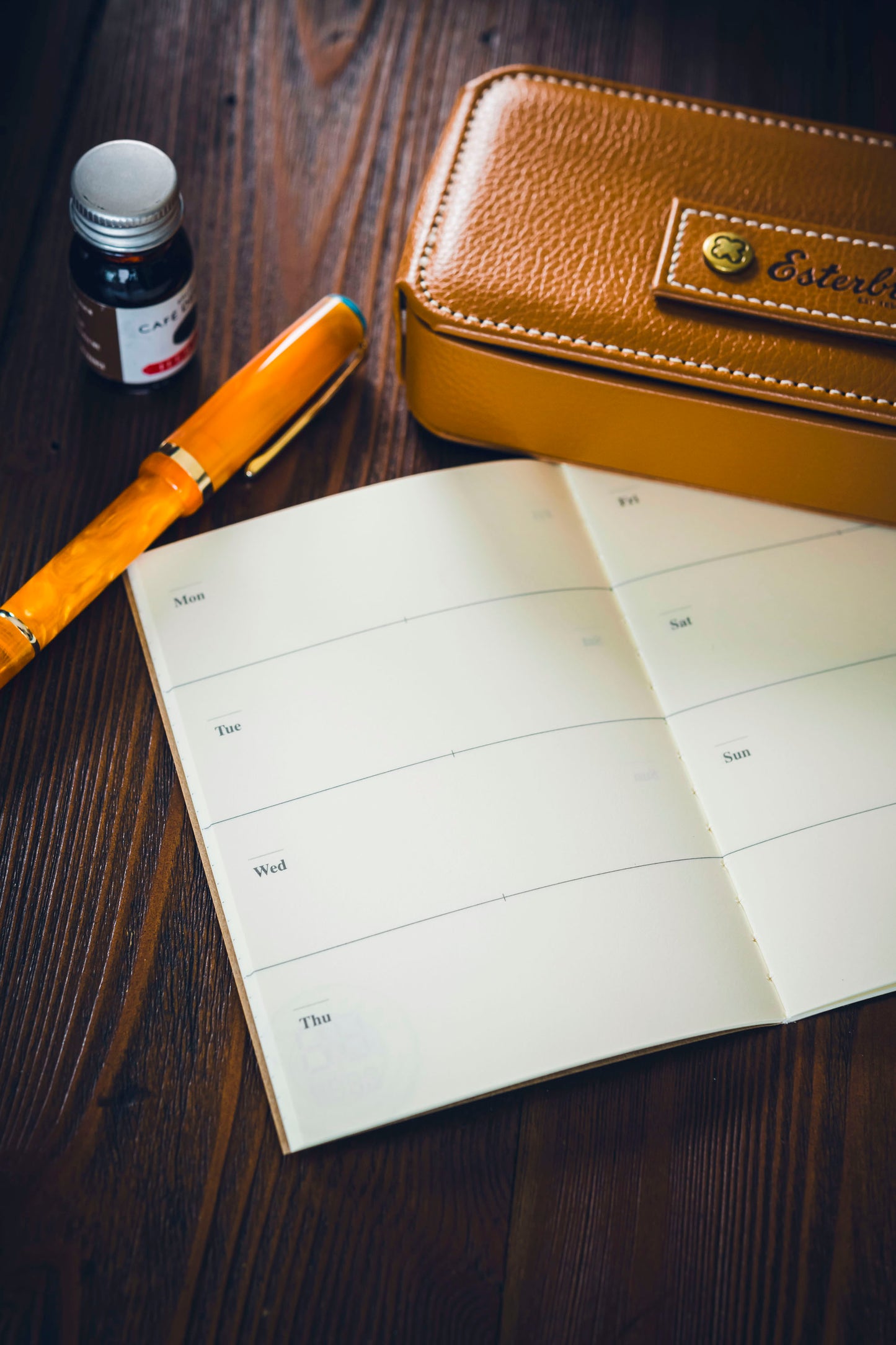 007 TRAVELER'S Free Diary - Weekly (Passport)