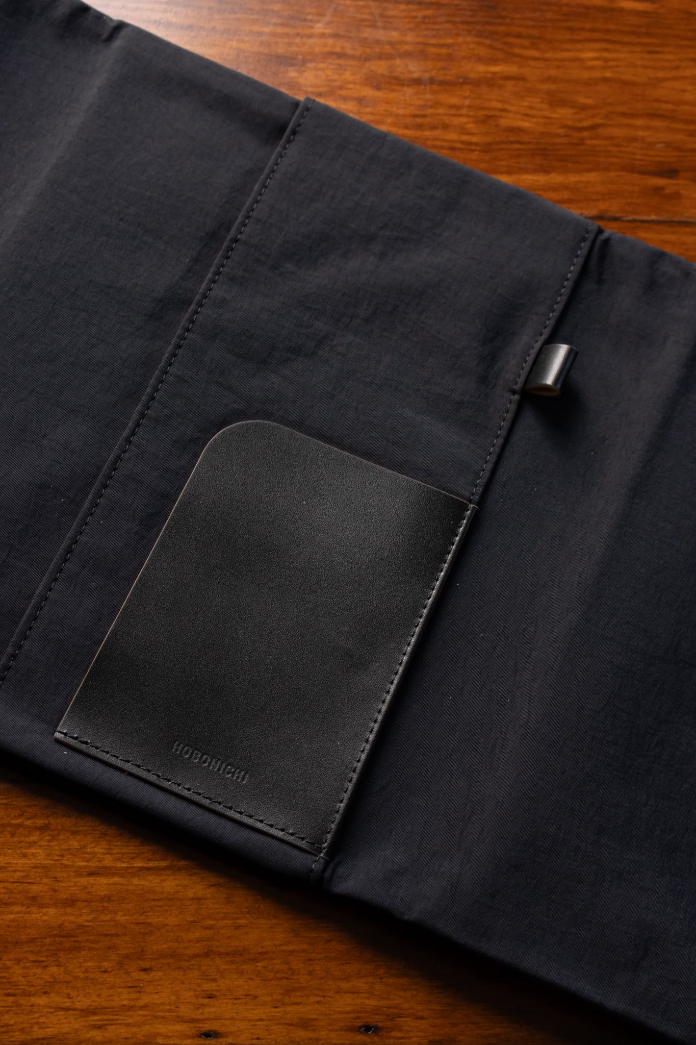 Cousin A5 Cover - Tragen: Black