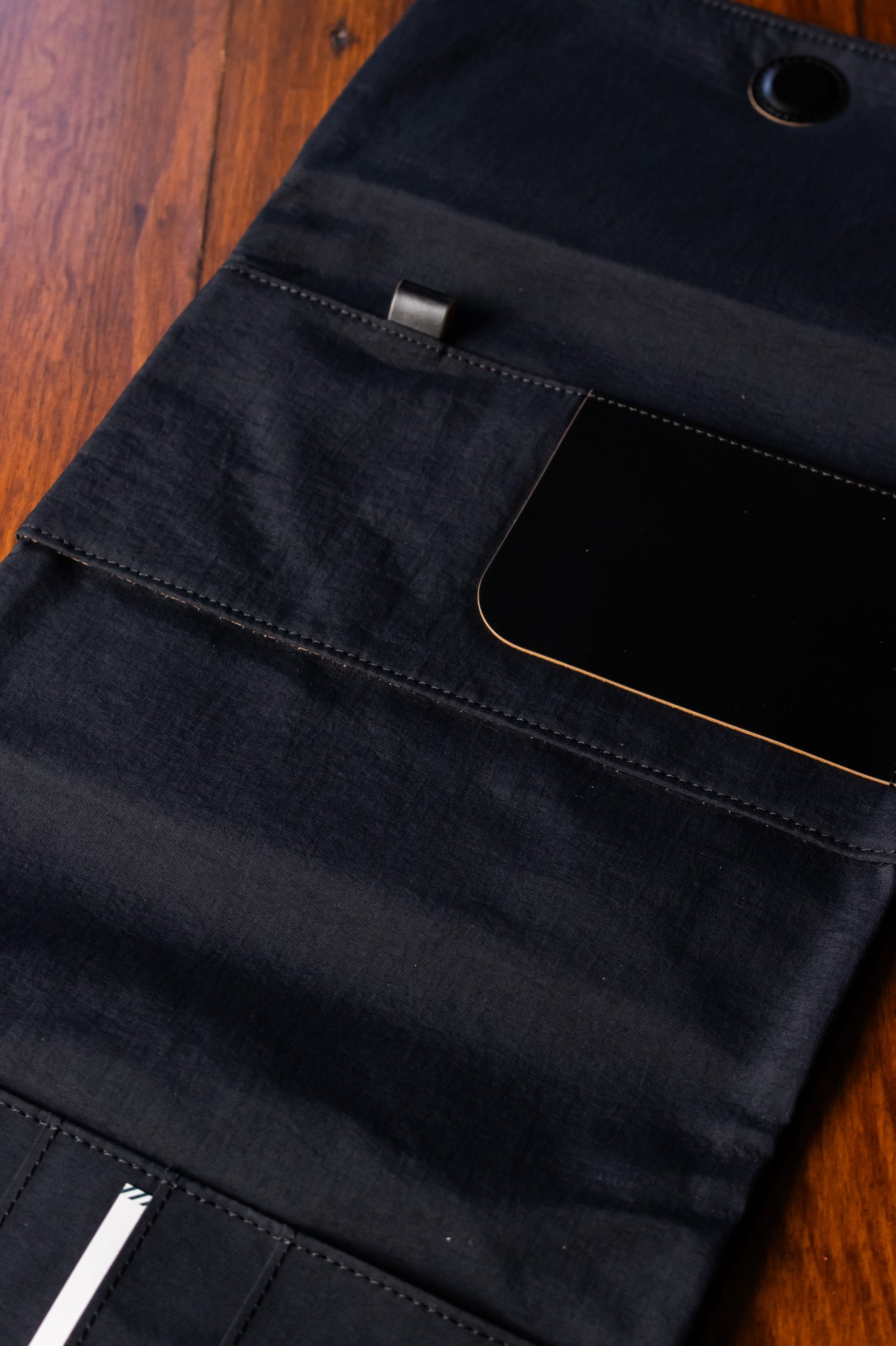 Cousin A5 Cover - Tragen: Black