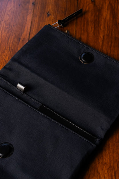 Cousin A5 Cover - Tragen: Black