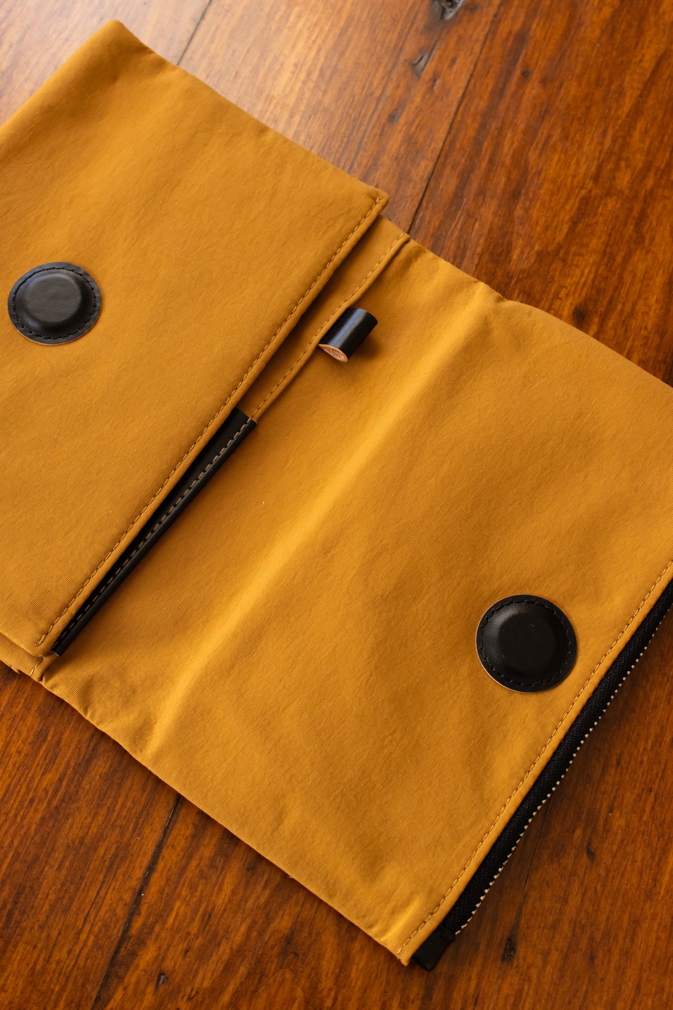 Original A6 Cover - Tragen: Mustard
