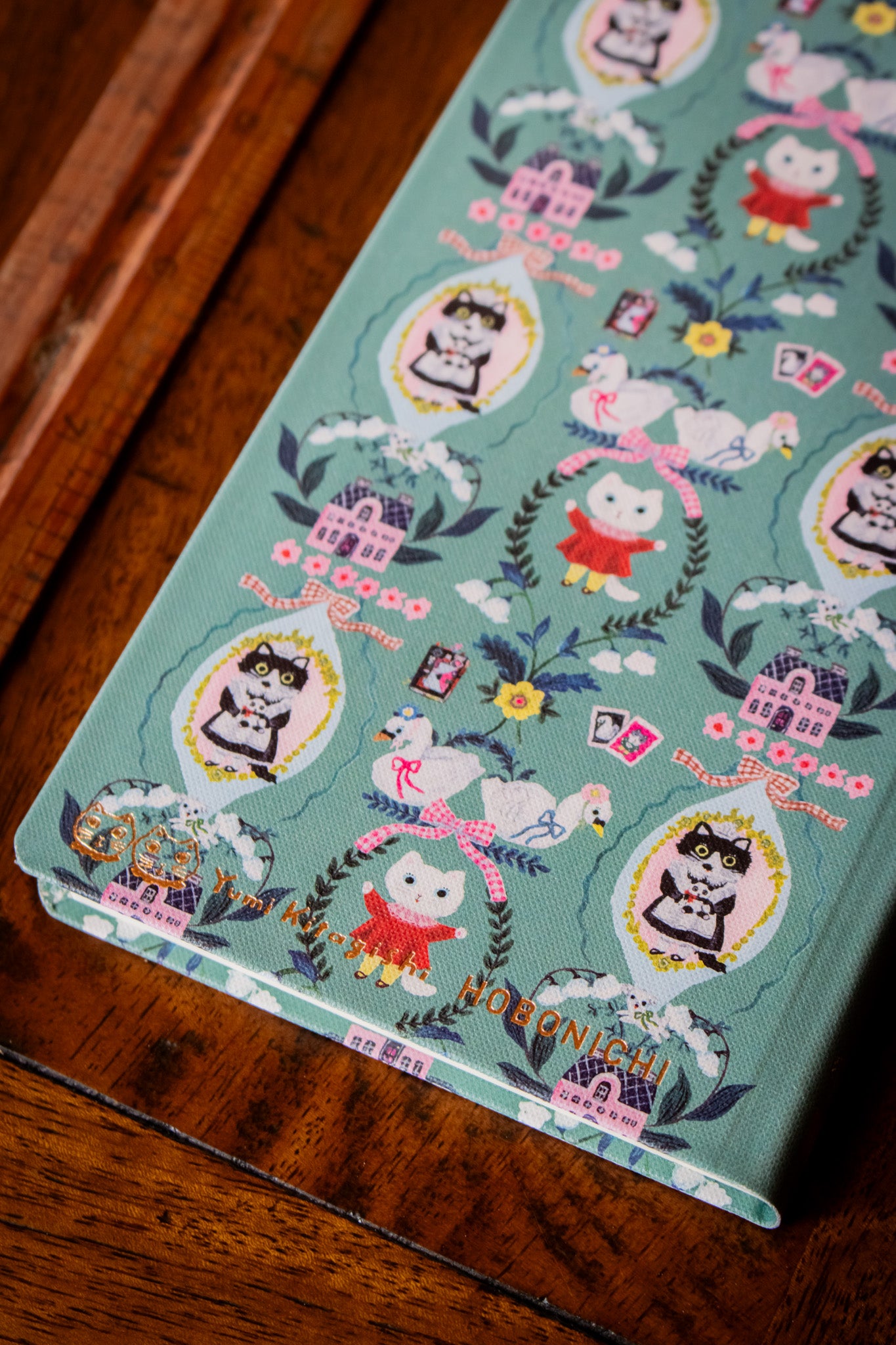 Hobonichi Weeks - Yumi Kitagishi: White Cat Wallpaper