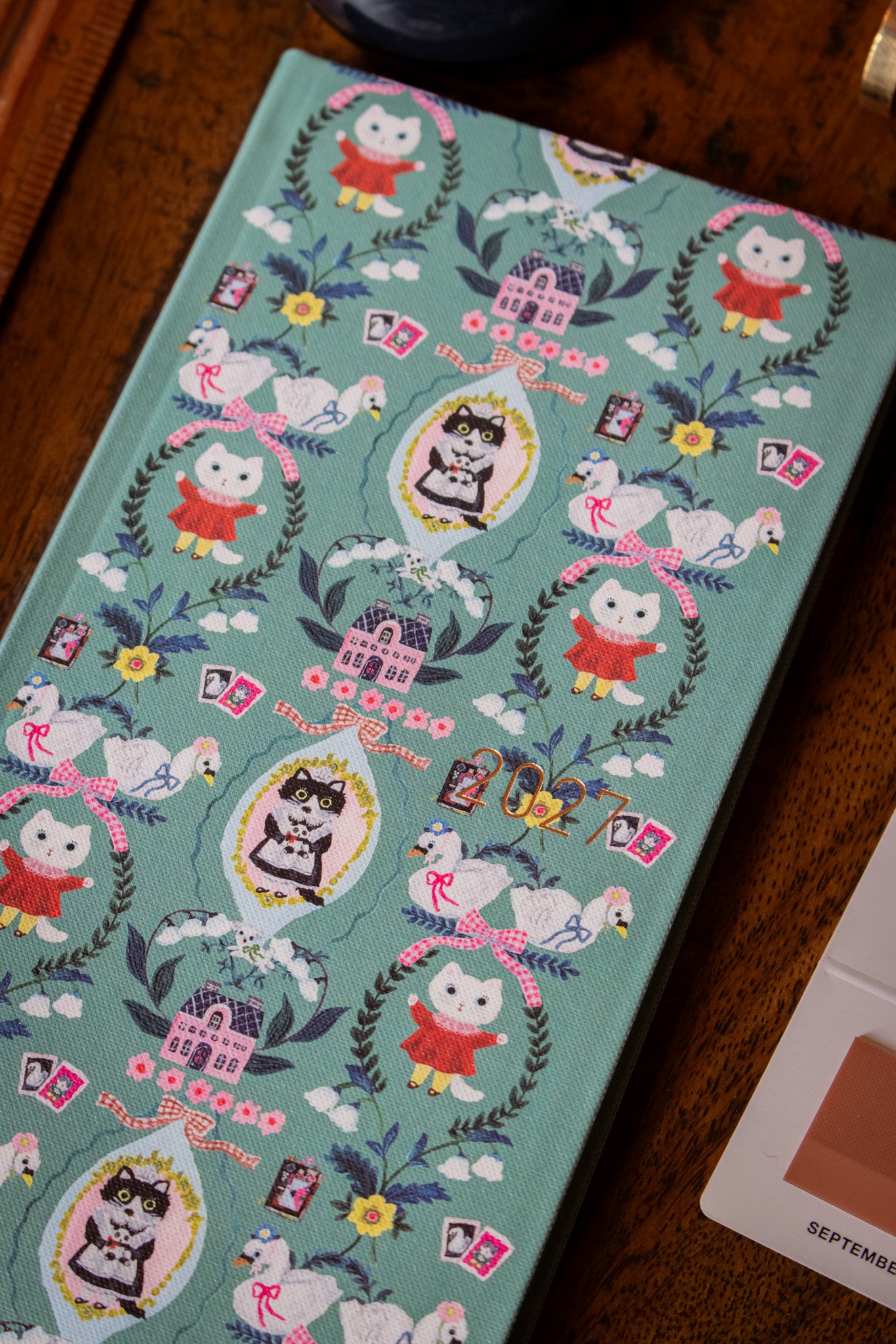Hobonichi Weeks - Yumi Kitagishi: White Cat Wallpaper