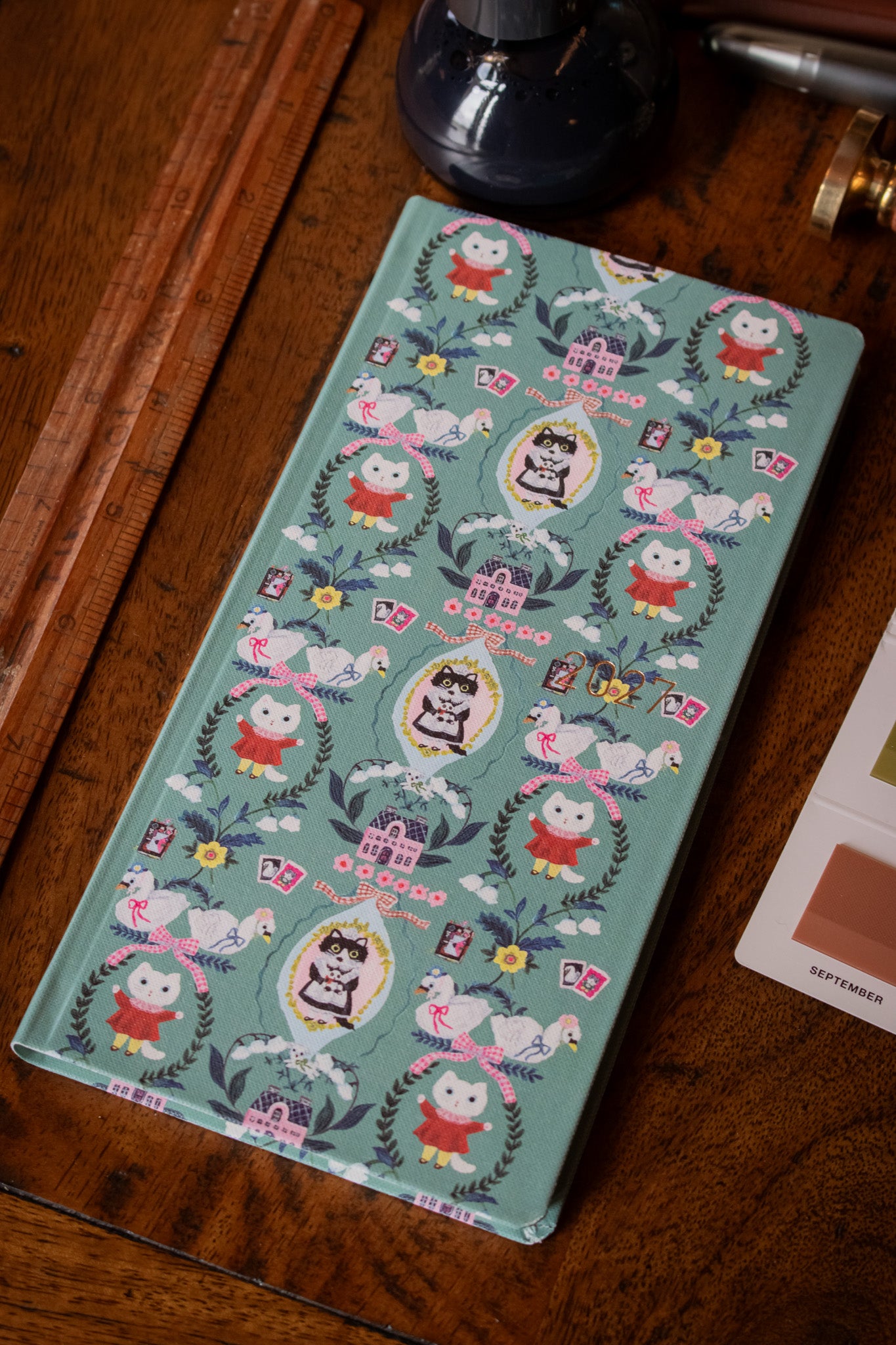 Hobonichi Weeks - Yumi Kitagishi: White Cat Wallpaper