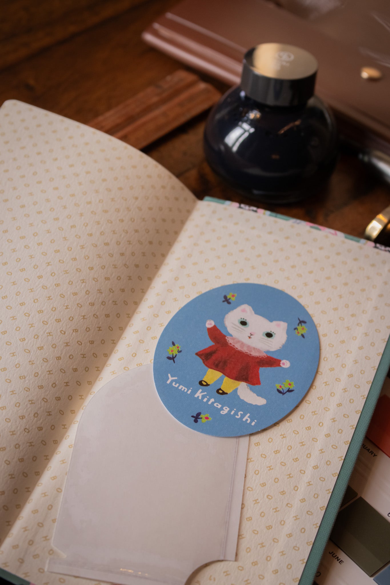 Hobonichi Weeks - Yumi Kitagishi: White Cat Wallpaper