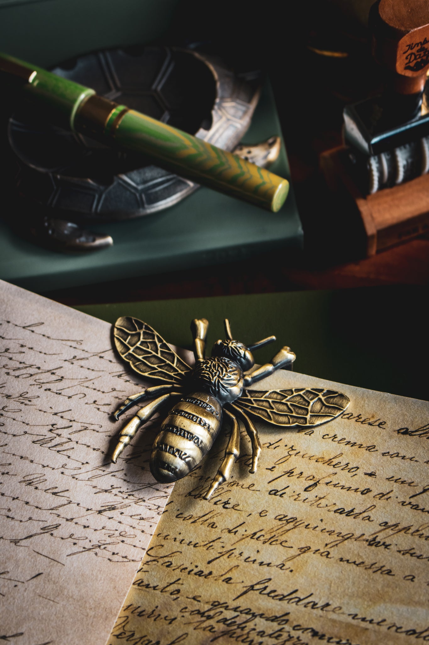 Bee Page Holder