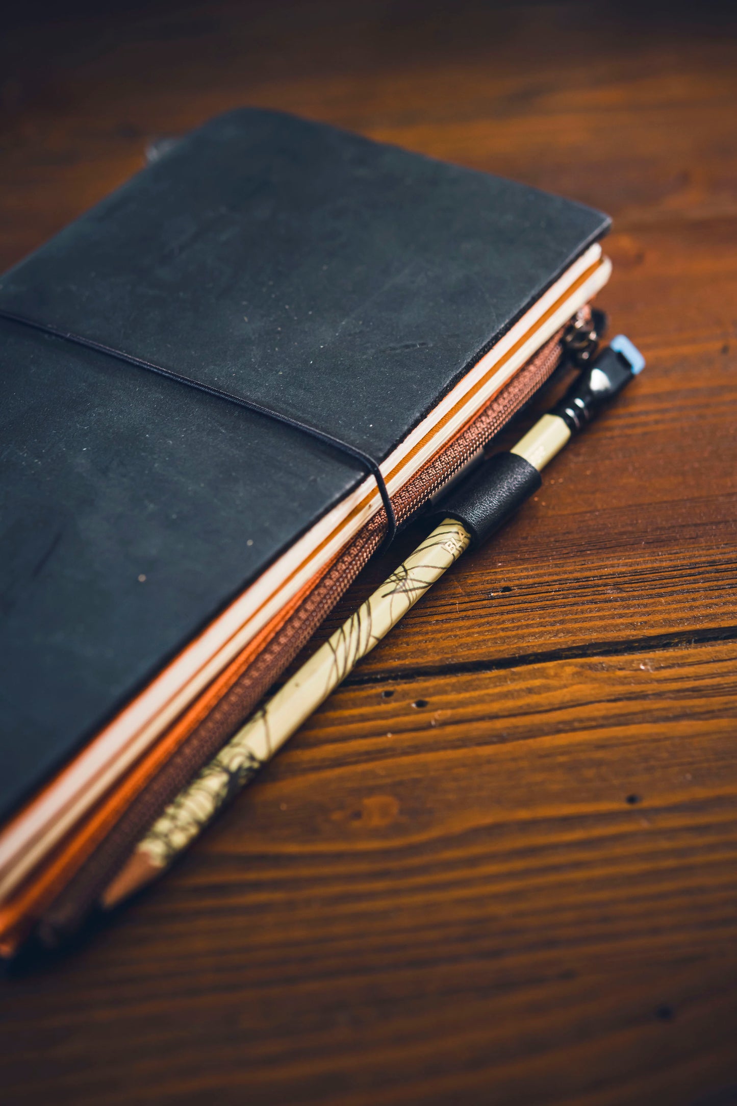 016 TRAVELER'S Leather Pen Holder - Black